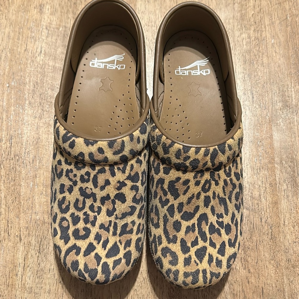 Cheetah danskos, size 7